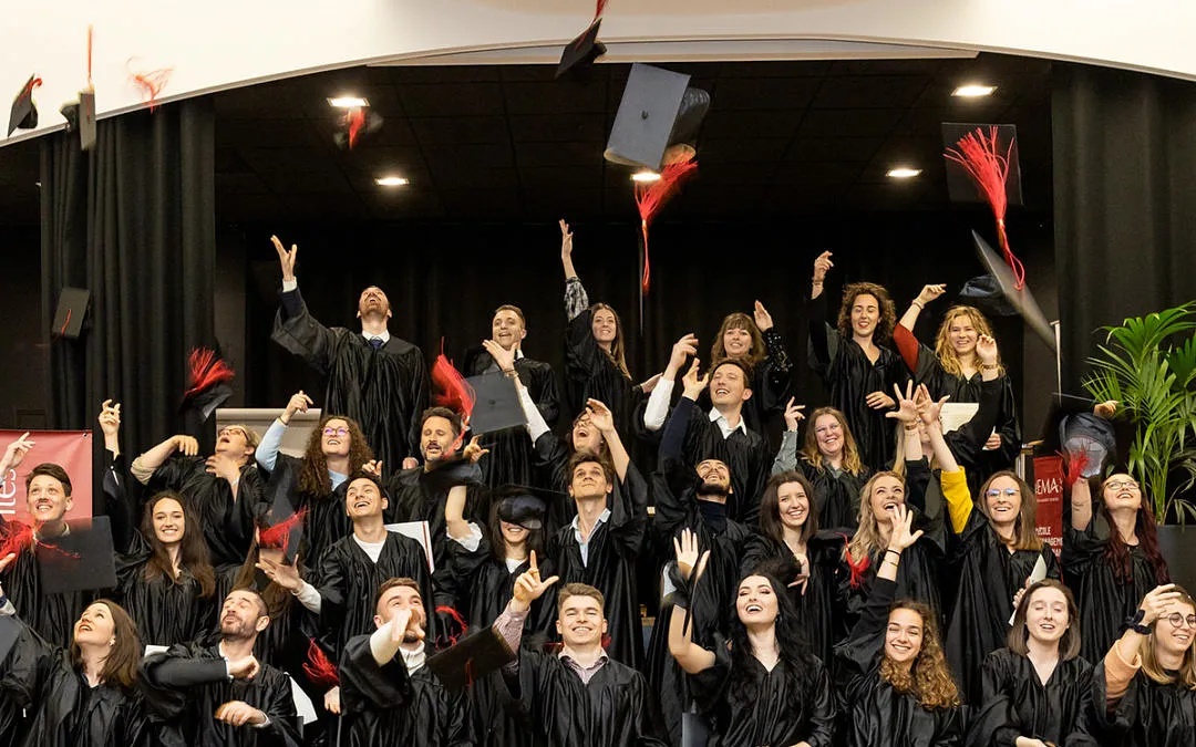Combien de temps prend la réactivation d'une base alumni dormante ?